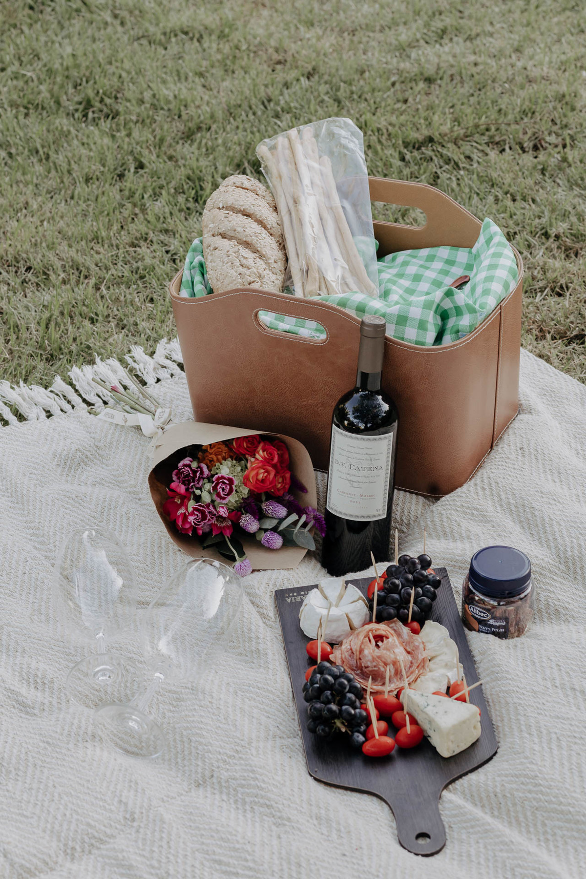 ENSAIO PRE WEDDING PRE CASAMENTO COM PIQUENIQUE PICNIC NO EDEN GARDEN MARINGA PARANA E FOTOGRAFADO POR LUCA DREHER