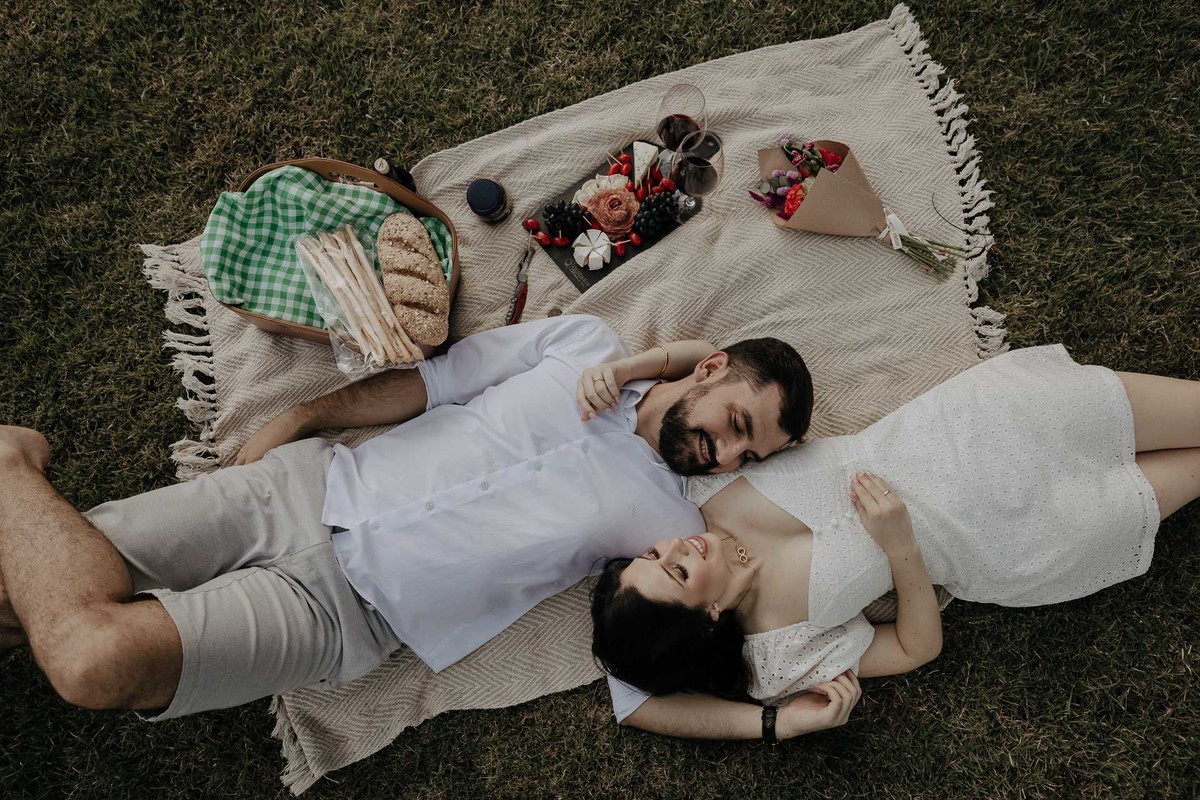 ENSAIO PRE WEDDING PRE CASAMENTO COM PIQUENIQUE PICNIC NO EDEN GARDEN MARINGA PARANA E FOTOGRAFADO POR LUCA DREHER