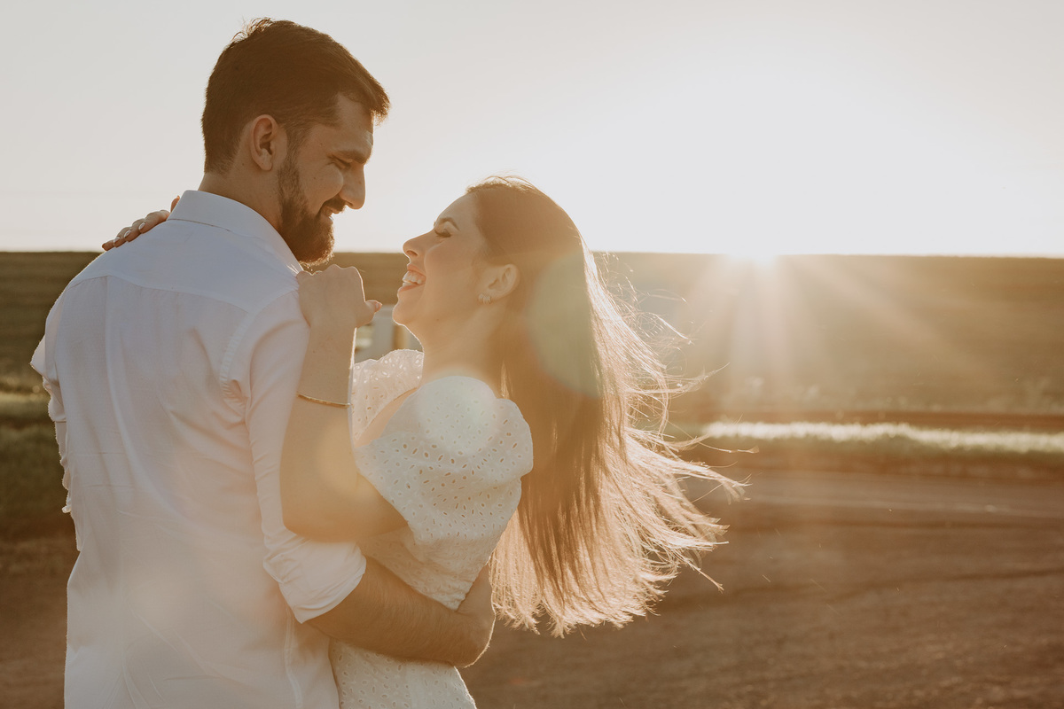 ENSAIO PRE WEDDING OU PRE CASAMENTO REALIZADO NA FAZENDA EDEN GARDEN COM POR DO SOL EM MARINGA NO PARANA E FOTOGRAFADO POR LUCAS DREHER