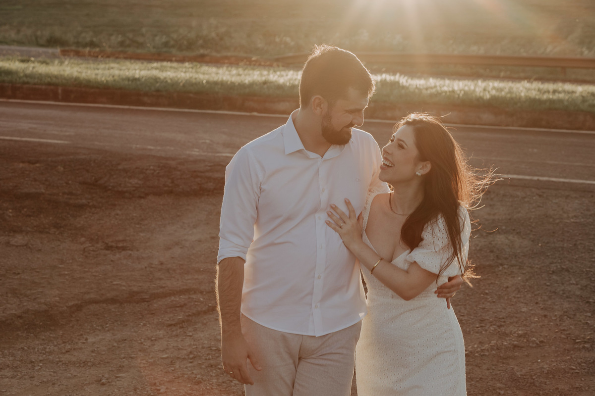 ENSAIO PRE WEDDING OU PRE CASAMENTO REALIZADO NA FAZENDA EDEN GARDEN COM POR DO SOL EM MARINGA NO PARANA E FOTOGRAFADO POR LUCAS DREHER