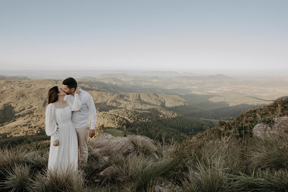 ENSAIO PRE WEDDING OU PRE CASAMENTO REALIZADO EM ORTIGUEIRA NO PARANA NO MORRO DA PEDRA BRANCA QUE É UMA PAISAGEM MONTANHOSA COM BASTANTE ALTURA