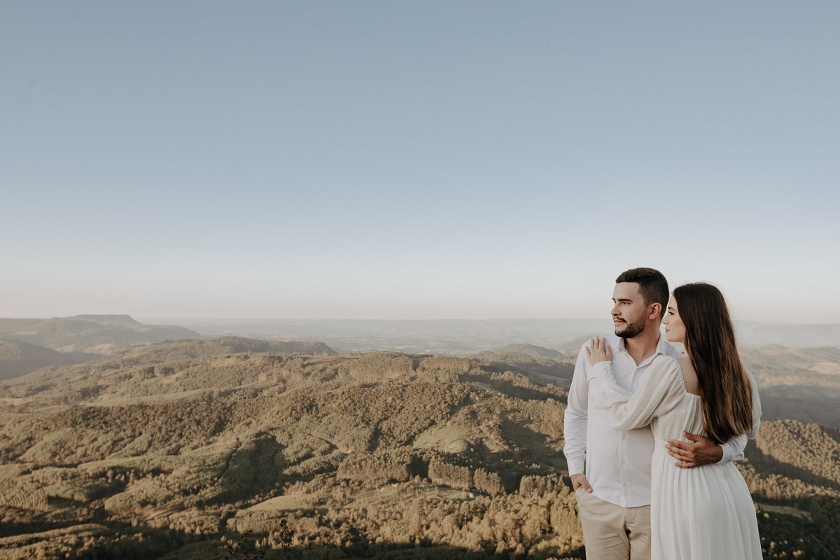 ENSAIO PRE WEDDING OU PRE CASAMENTO REALIZADO EM ORTIGUEIRA NO PARANA NO MORRO DA PEDRA BRANCA QUE É UMA PAISAGEM MONTANHOSA COM BASTANTE ALTURA