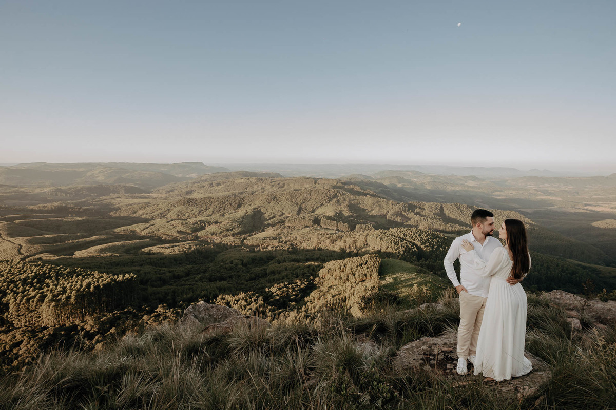 ENSAIO PRE WEDDING OU PRE CASAMENTO REALIZADO EM ORTIGUEIRA NO PARANA NO MORRO DA PEDRA BRANCA QUE É UMA PAISAGEM MONTANHOSA COM BASTANTE ALTURA