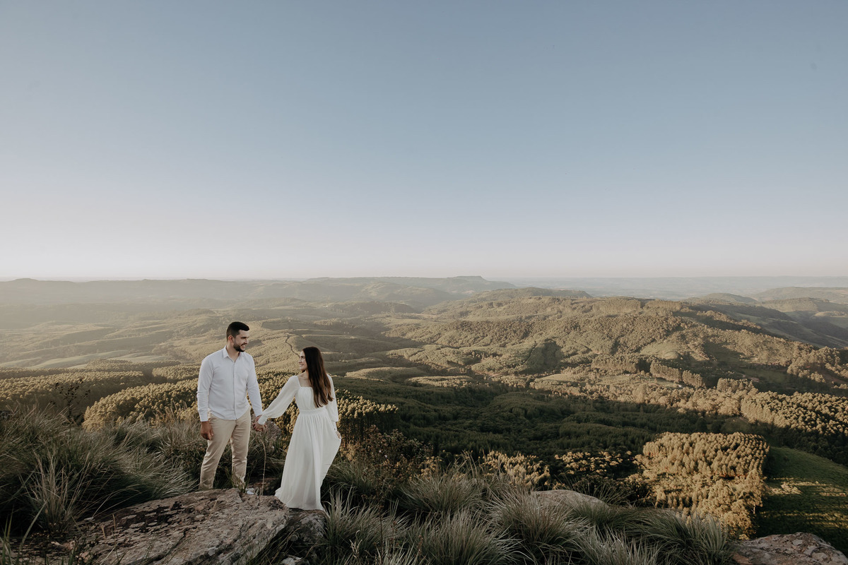 ENSAIO PRE WEDDING OU PRE CASAMENTO REALIZADO EM ORTIGUEIRA NO PARANA NO MORRO DA PEDRA BRANCA QUE É UMA PAISAGEM MONTANHOSA COM BASTANTE ALTURA