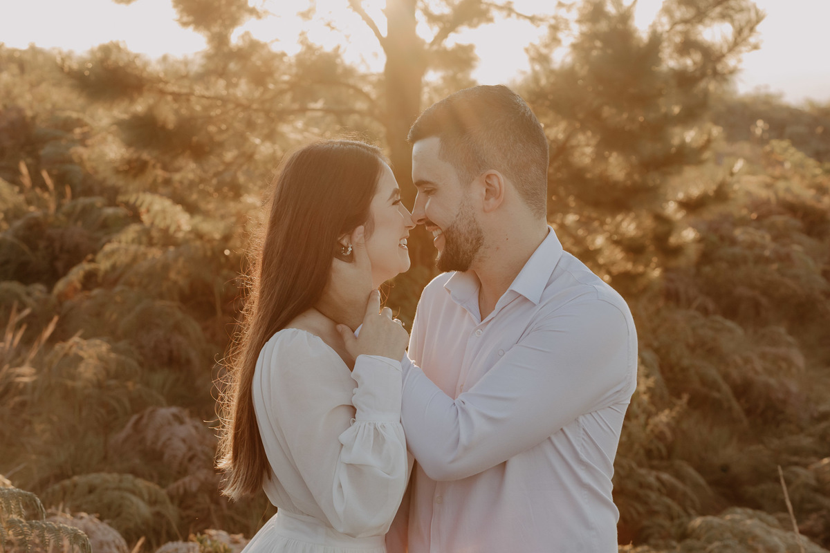 ENSAIO PRE WEDDING OU PRE CASAMENTO REALIZADO EM ORTIGUEIRA NO PARANA NO MORRO DA PEDRA BRANCA QUE É UMA PAISAGEM MONTANHOSA COM BASTANTE ALTURA