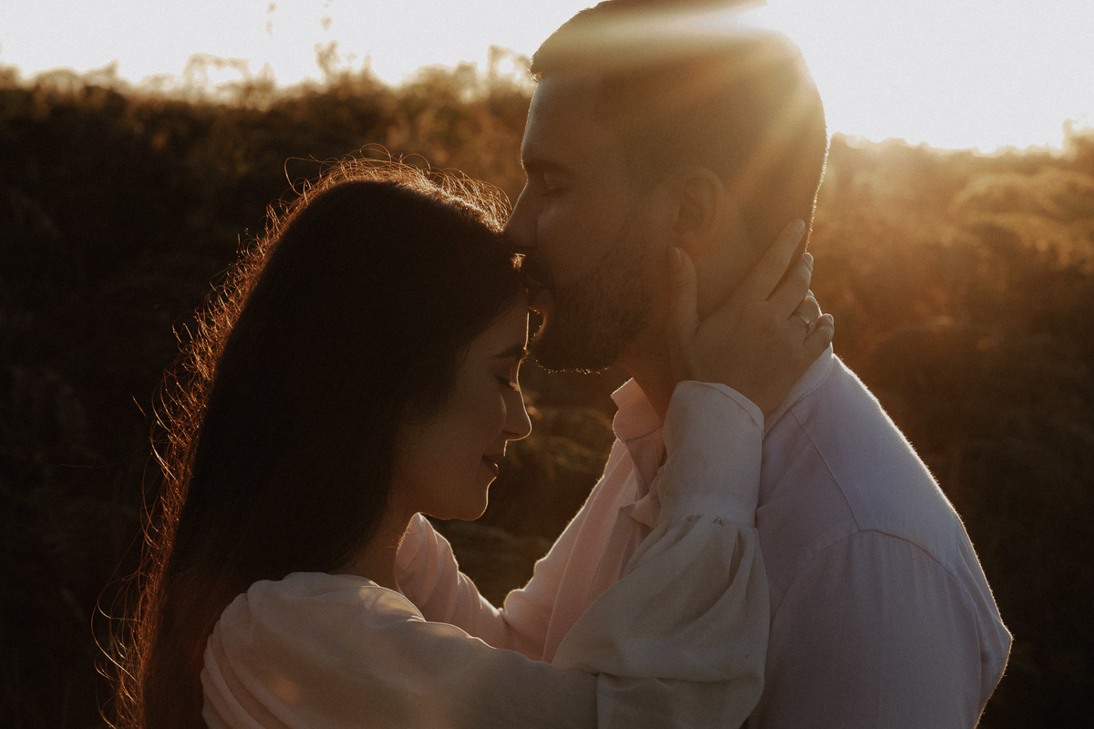 ENSAIO PRE WEDDING OU PRE CASAMENTO REALIZADO EM ORTIGUEIRA NO PARANA NO MORRO DA PEDRA BRANCA QUE É UMA PAISAGEM MONTANHOSA COM BASTANTE ALTURA