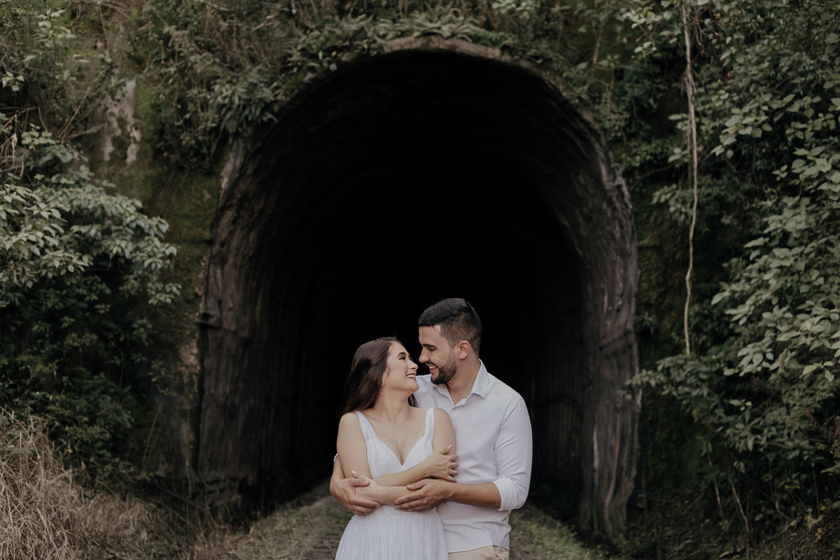 ENSAIO PRE WEDDING OU PRE CASAMENTO REALIZADO EM ORTIGUEIRA NO PARANA EM UMA LINHA DO TREM COM UM TUNEL EM MEIO A MATA