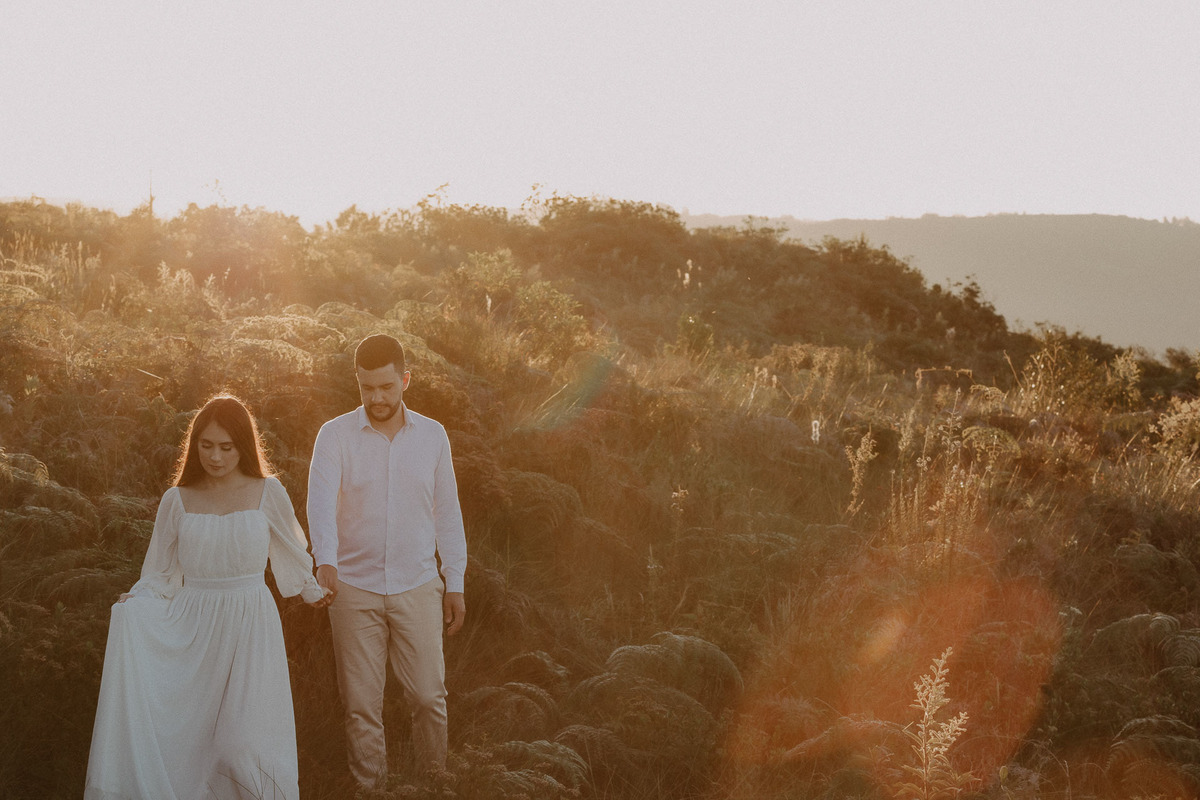 ENSAIO PRE WEDDING OU PRE CASAMENTO REALIZADO EM ORTIGUEIRA NO PARANA NO MORRO DA PEDRA BRANCA QUE É UMA PAISAGEM MONTANHOSA COM BASTANTE ALTURA