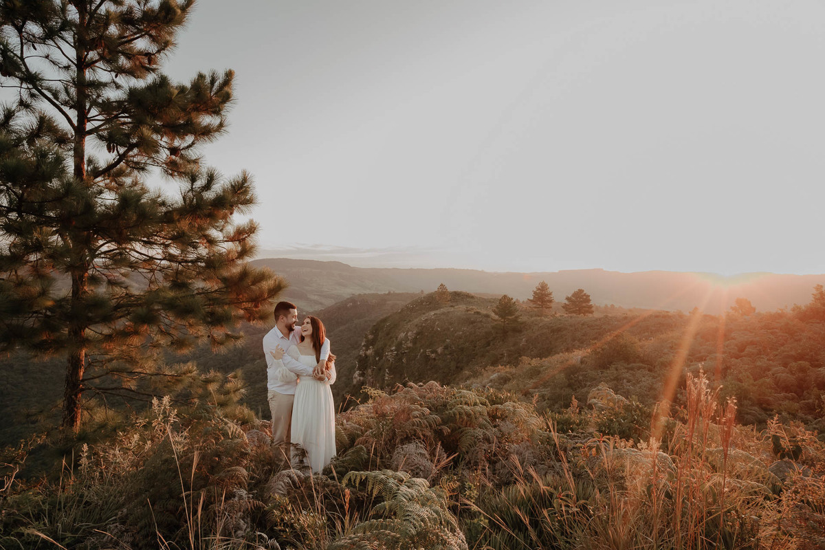 ENSAIO PRE WEDDING OU PRE CASAMENTO REALIZADO EM ORTIGUEIRA NO PARANA NO MORRO DA PEDRA BRANCA QUE É UMA PAISAGEM MONTANHOSA COM BASTANTE ALTURA