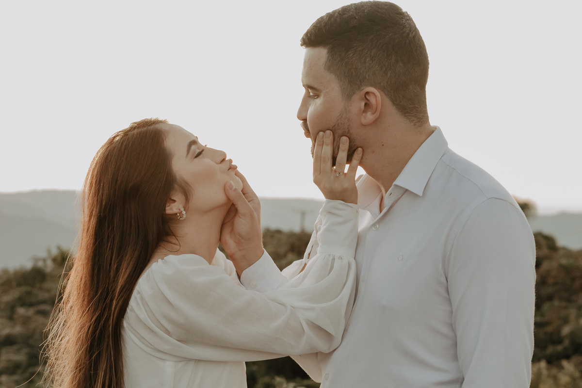 ENSAIO PRE WEDDING OU PRE CASAMENTO REALIZADO EM ORTIGUEIRA NO PARANA NO MORRO DA PEDRA BRANCA QUE É UMA PAISAGEM MONTANHOSA COM BASTANTE ALTURA
