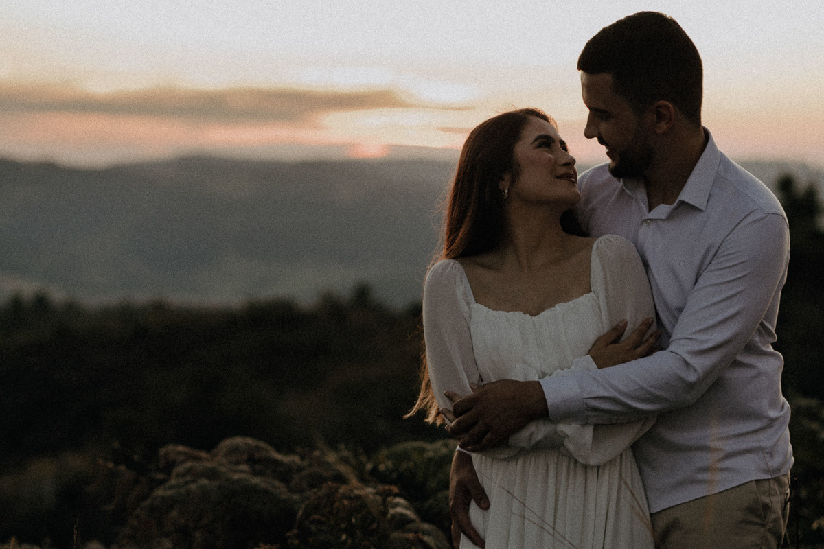 ENSAIO PRE WEDDING OU PRE CASAMENTO REALIZADO EM ORTIGUEIRA NO PARANA NO MORRO DA PEDRA BRANCA QUE É UMA PAISAGEM MONTANHOSA COM BASTANTE ALTURA