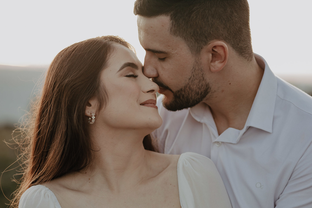ENSAIO PRE WEDDING OU PRE CASAMENTO REALIZADO EM ORTIGUEIRA NO PARANA NO MORRO DA PEDRA BRANCA QUE É UMA PAISAGEM MONTANHOSA COM BASTANTE ALTURA