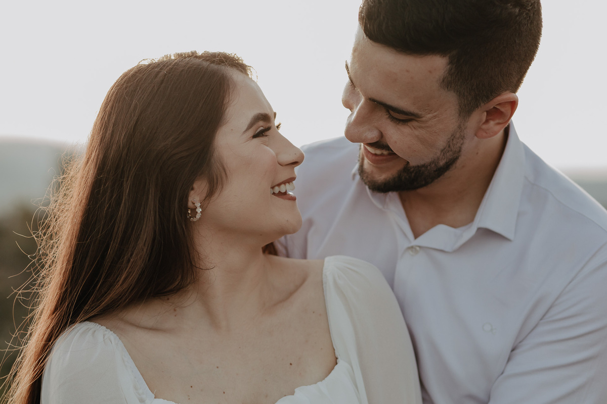 ENSAIO PRE WEDDING OU PRE CASAMENTO REALIZADO EM ORTIGUEIRA NO PARANA NO MORRO DA PEDRA BRANCA QUE É UMA PAISAGEM MONTANHOSA COM BASTANTE ALTURA
