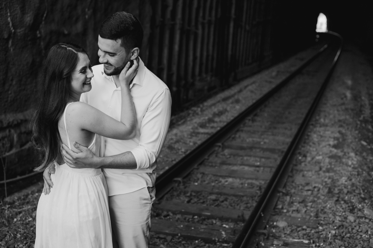 ENSAIO PRE WEDDING OU PRE CASAMENTO REALIZADO EM ORTIGUEIRA NO PARANA EM UMA LINHA DO TREM COM UM TUNEL EM MEIO A MATA