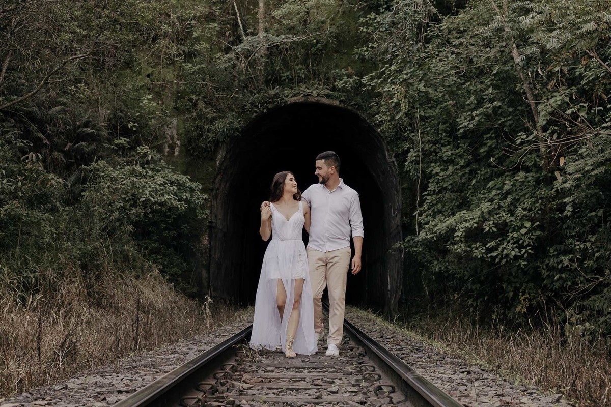 ENSAIO PRE WEDDING OU PRE CASAMENTO REALIZADO EM ORTIGUEIRA NO PARANA EM UMA LINHA DO TREM COM UM TUNEL EM MEIO A MATA