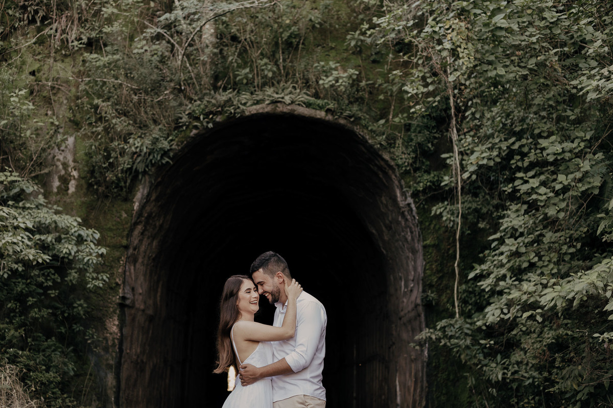 ENSAIO PRE WEDDING OU PRE CASAMENTO REALIZADO EM ORTIGUEIRA NO PARANA EM UMA LINHA DO TREM COM UM TUNEL EM MEIO A MATA