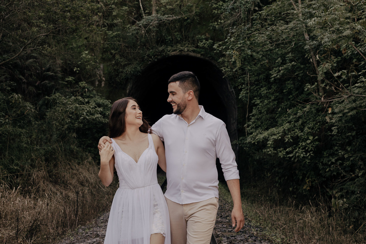 ENSAIO PRE WEDDING OU PRE CASAMENTO REALIZADO EM ORTIGUEIRA NO PARANA EM UMA LINHA DO TREM COM UM TUNEL EM MEIO A MATA