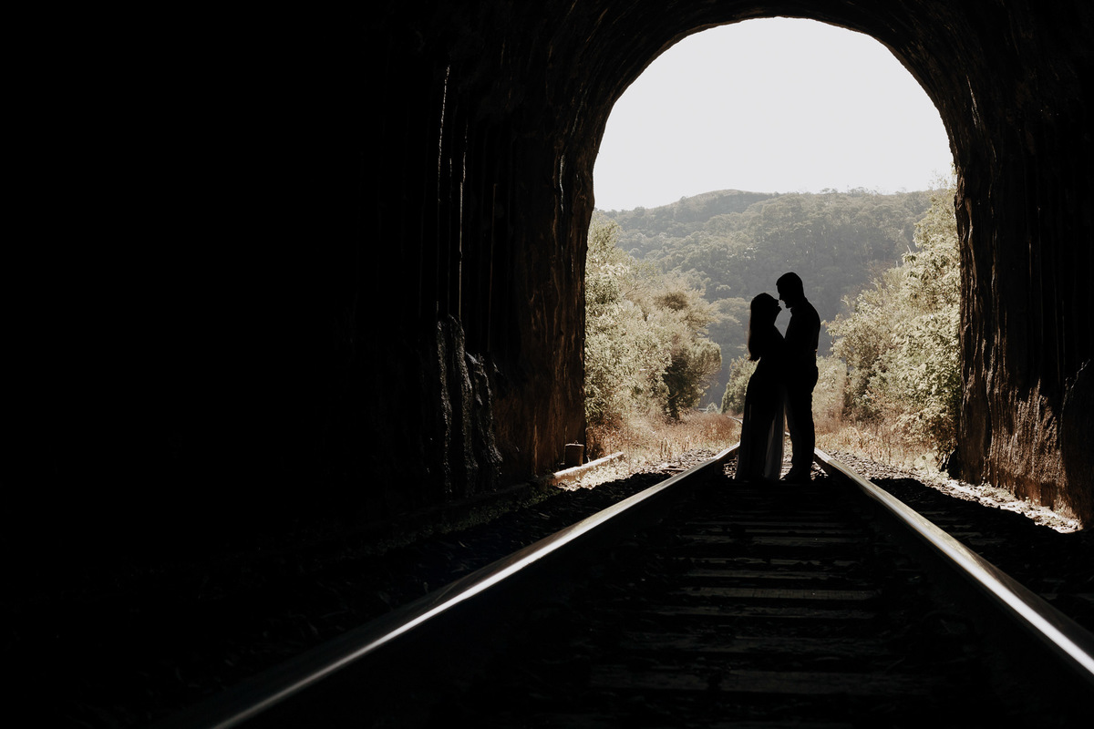 ENSAIO PRE WEDDING OU PRE CASAMENTO REALIZADO EM ORTIGUEIRA NO PARANA EM UMA LINHA DO TREM COM UM TUNEL EM MEIO A MATA