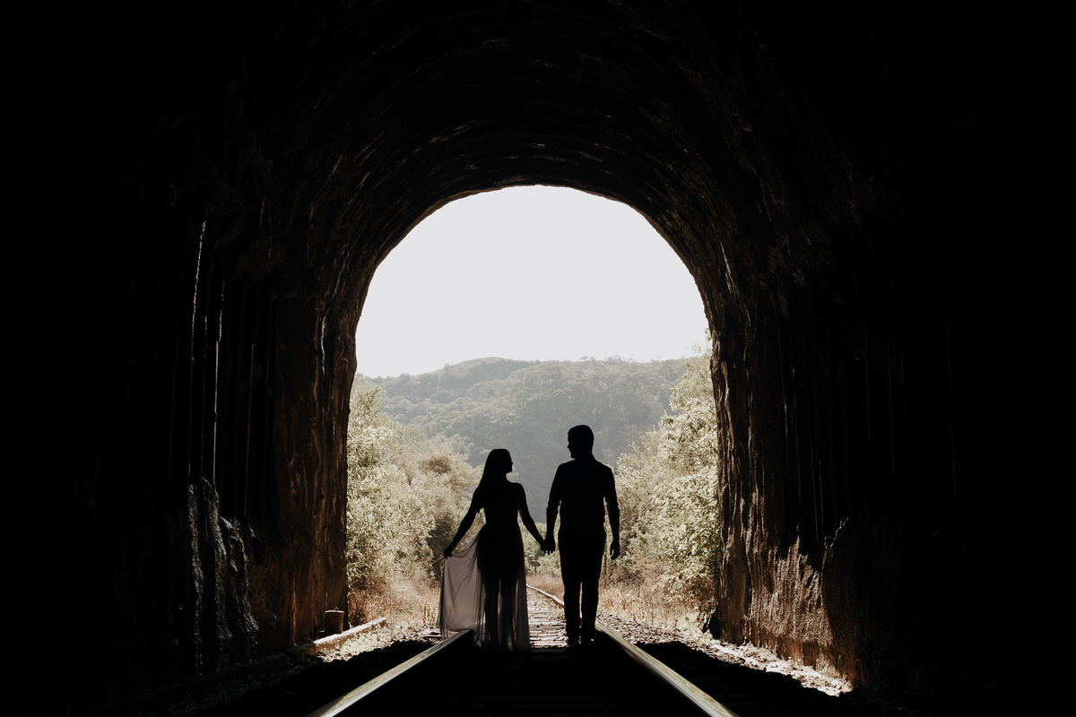 ENSAIO PRE WEDDING OU PRE CASAMENTO REALIZADO EM ORTIGUEIRA NO PARANA EM UMA LINHA DO TREM COM UM TUNEL EM MEIO A MATA