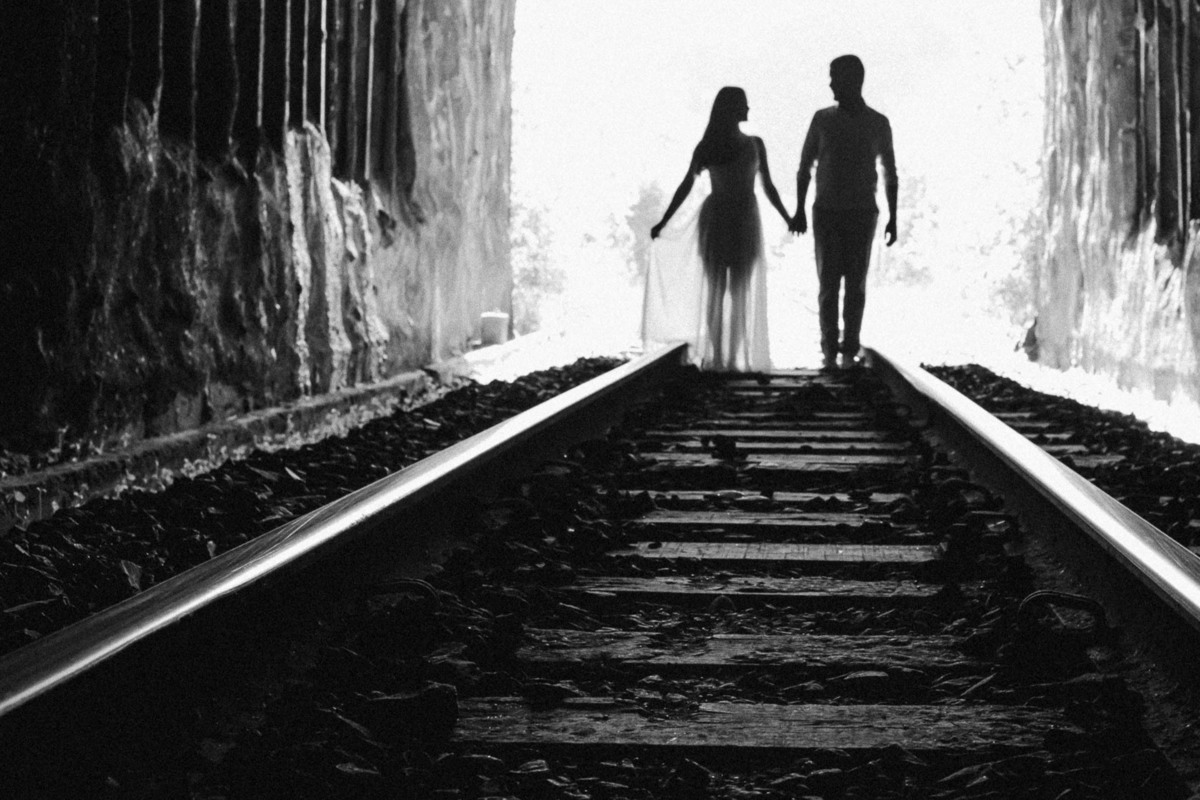 ENSAIO PRE WEDDING OU PRE CASAMENTO REALIZADO EM ORTIGUEIRA NO PARANA EM UMA LINHA DO TREM COM UM TUNEL EM MEIO A MATA