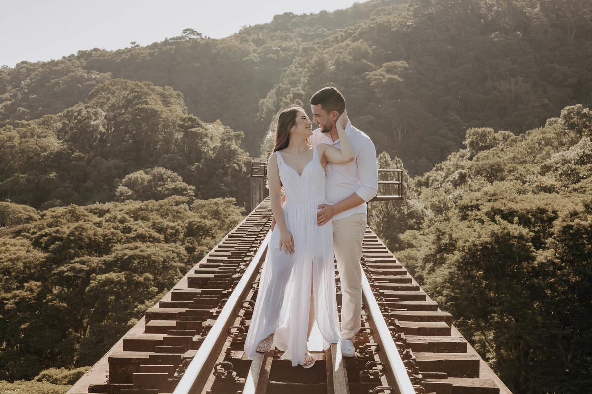 ENSAIO PRE WEDDING OU PRE CASAMENTO REALIZADO EM ORTIGUEIRA NO PARANA EM UMA LINHA DO TREM SUSPENSA EM UMA PAISAGEM BASTANTE ALTA