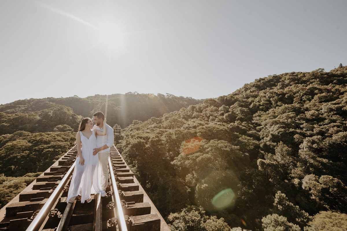 ENSAIO PRE WEDDING OU PRE CASAMENTO REALIZADO EM ORTIGUEIRA NO PARANA EM UMA LINHA DO TREM SUSPENSA EM UMA PAISAGEM BASTANTE ALTA