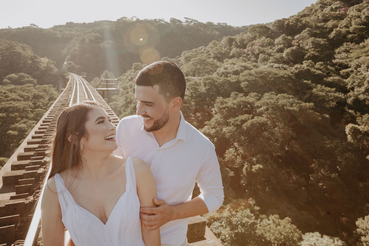 ENSAIO PRE WEDDING OU PRE CASAMENTO REALIZADO EM ORTIGUEIRA NO PARANA EM UMA LINHA DO TREM SUSPENSA EM UMA PAISAGEM BASTANTE ALTA