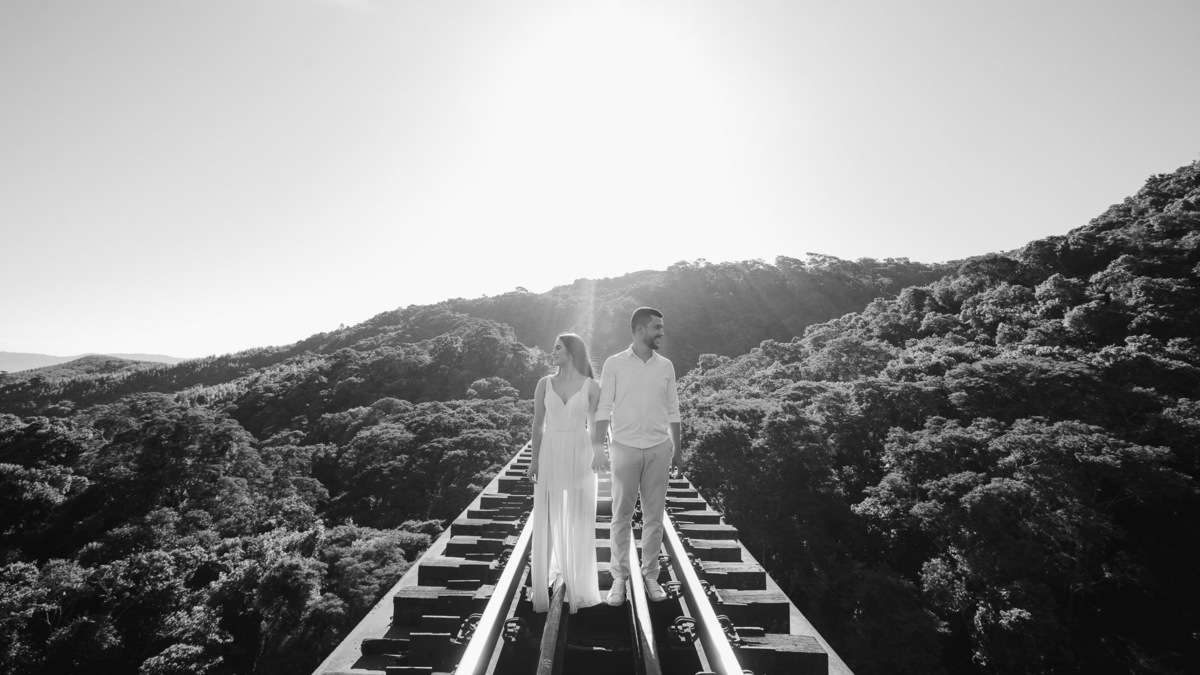 ENSAIO PRE WEDDING OU PRE CASAMENTO REALIZADO EM ORTIGUEIRA NO PARANA EM UMA LINHA DO TREM SUSPENSA EM UMA PAISAGEM BASTANTE ALTA