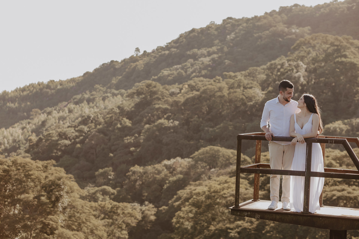 ENSAIO PRE WEDDING OU PRE CASAMENTO REALIZADO EM ORTIGUEIRA NO PARANA EM UMA LINHA DO TREM SUSPENSA EM UMA PAISAGEM BASTANTE ALTA
