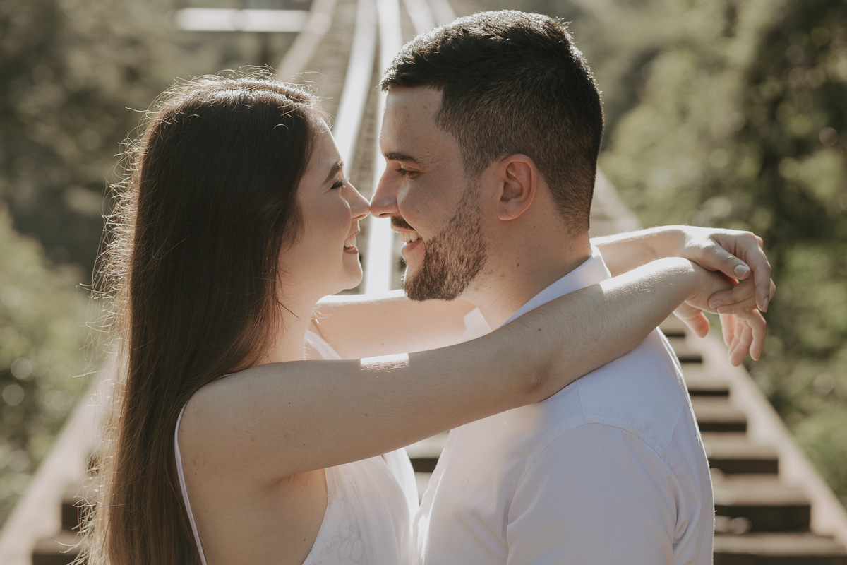 ENSAIO PRE WEDDING OU PRE CASAMENTO REALIZADO EM ORTIGUEIRA NO PARANA EM UMA LINHA DO TREM SUSPENSA EM UMA PAISAGEM BASTANTE ALTA