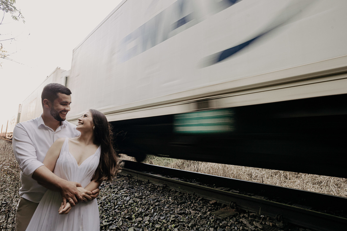 ENSAIO PRE WEDDING OU PRE CASAMENTO REALIZADO EM ORTIGUEIRA NO PARANA EM UMA LINHA DO TREM SUSPENSA EM UMA PAISAGEM BASTANTE ALTA
