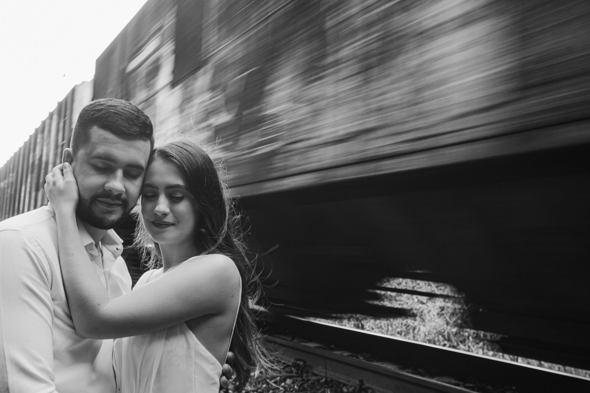 ENSAIO PRE WEDDING OU PRE CASAMENTO REALIZADO EM ORTIGUEIRA NO PARANA EM UMA LINHA DO TREM SUSPENSA EM UMA PAISAGEM BASTANTE ALTA