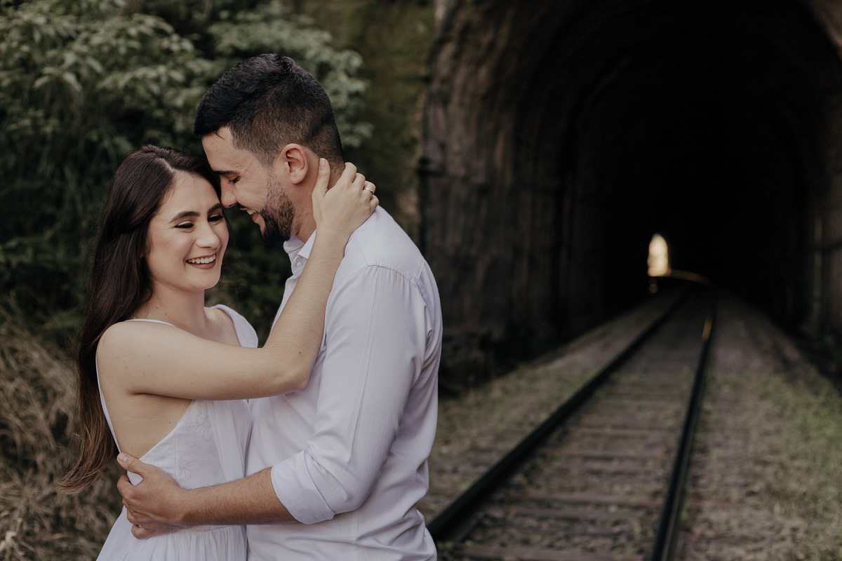ENSAIO PRE WEDDING OU PRE CASAMENTO REALIZADO EM ORTIGUEIRA NO PARANA EM UMA LINHA DO TREM COM UM TUNEL EM MEIO A MATA