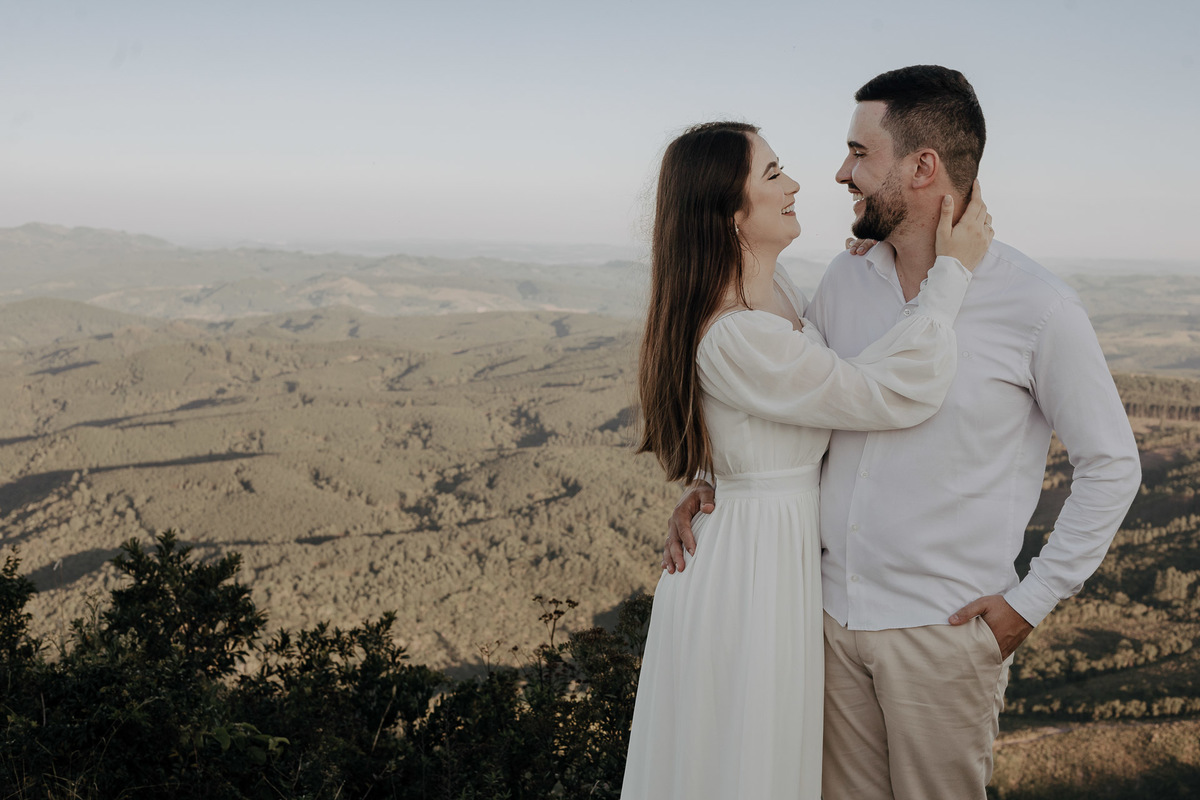 ENSAIO PRE WEDDING OU PRE CASAMENTO REALIZADO EM ORTIGUEIRA NO PARANA NO MORRO DA PEDRA BRANCA QUE É UMA PAISAGEM MONTANHOSA COM BASTANTE ALTURA