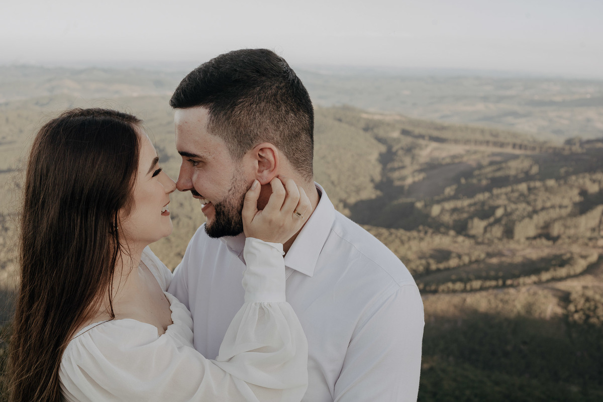 ENSAIO PRE WEDDING OU PRE CASAMENTO REALIZADO EM ORTIGUEIRA NO PARANA NO MORRO DA PEDRA BRANCA QUE É UMA PAISAGEM MONTANHOSA COM BASTANTE ALTURA
