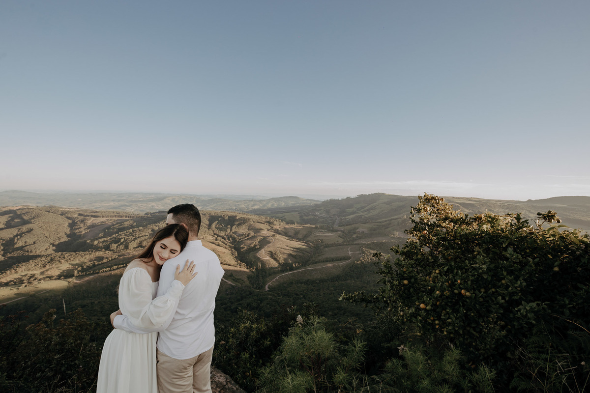 ENSAIO PRE WEDDING OU PRE CASAMENTO REALIZADO EM ORTIGUEIRA NO PARANA NO MORRO DA PEDRA BRANCA QUE É UMA PAISAGEM MONTANHOSA COM BASTANTE ALTURA