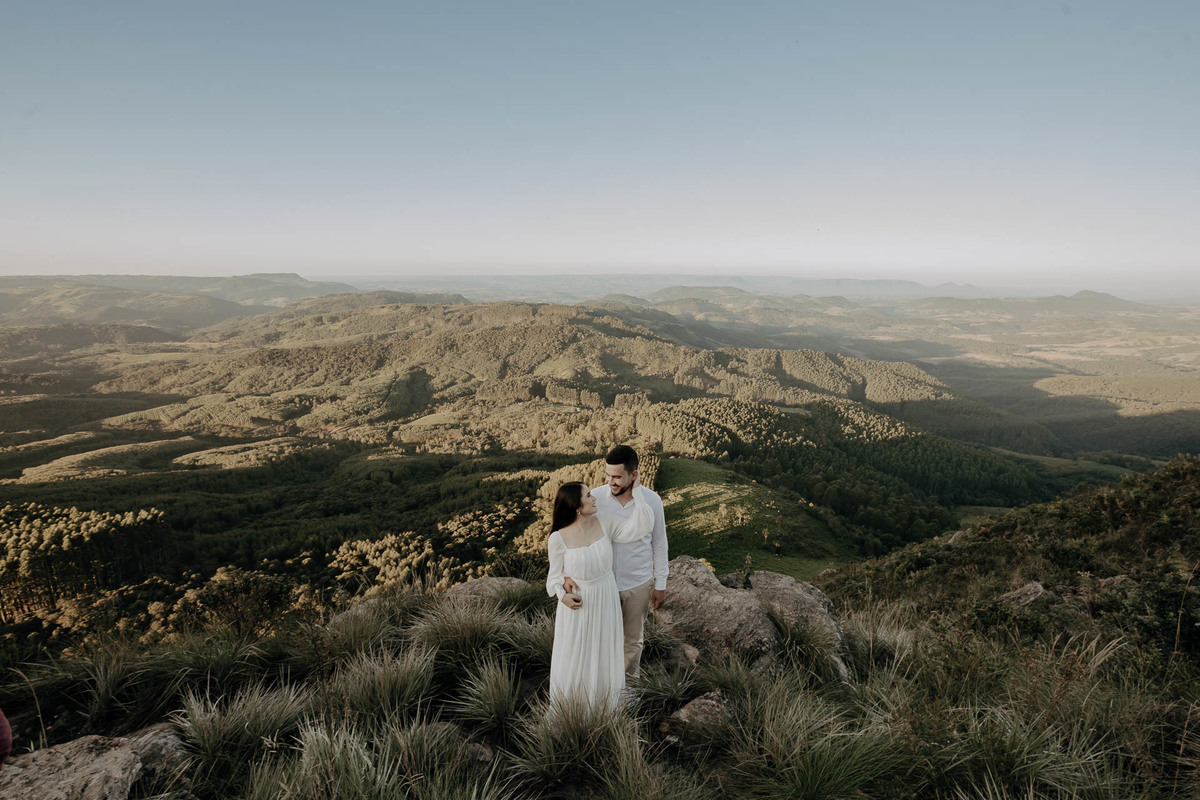 ENSAIO PRE WEDDING OU PRE CASAMENTO REALIZADO EM ORTIGUEIRA NO PARANA NO MORRO DA PEDRA BRANCA QUE É UMA PAISAGEM MONTANHOSA COM BASTANTE ALTURA