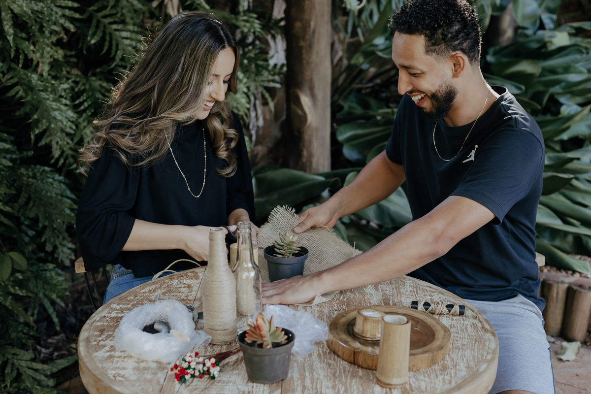 CASAL FAZENDO A DECORAÇÃO DO CASAMENTO JUNTOS EM UM MOMENTO MUITO INTIMO E DIVERTIDO