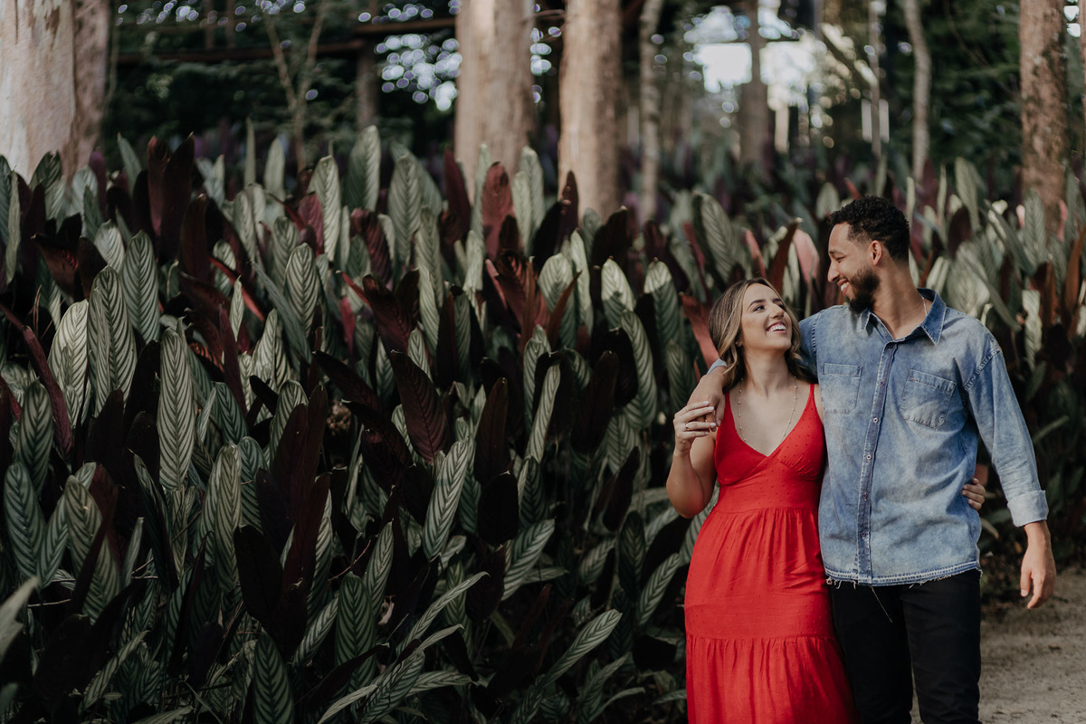 ENSAIO PRE CASAMENTO OU PRE WEDDING REALIZADO NA FAZENDA DO EDEN GARDEN EM MARINGA NO PARANA E FOTOGRAFADO POR LUCAS DREHER COM UM CASAL LEVE DESCONTRAIDO DIVERTIDO E ALEGRE