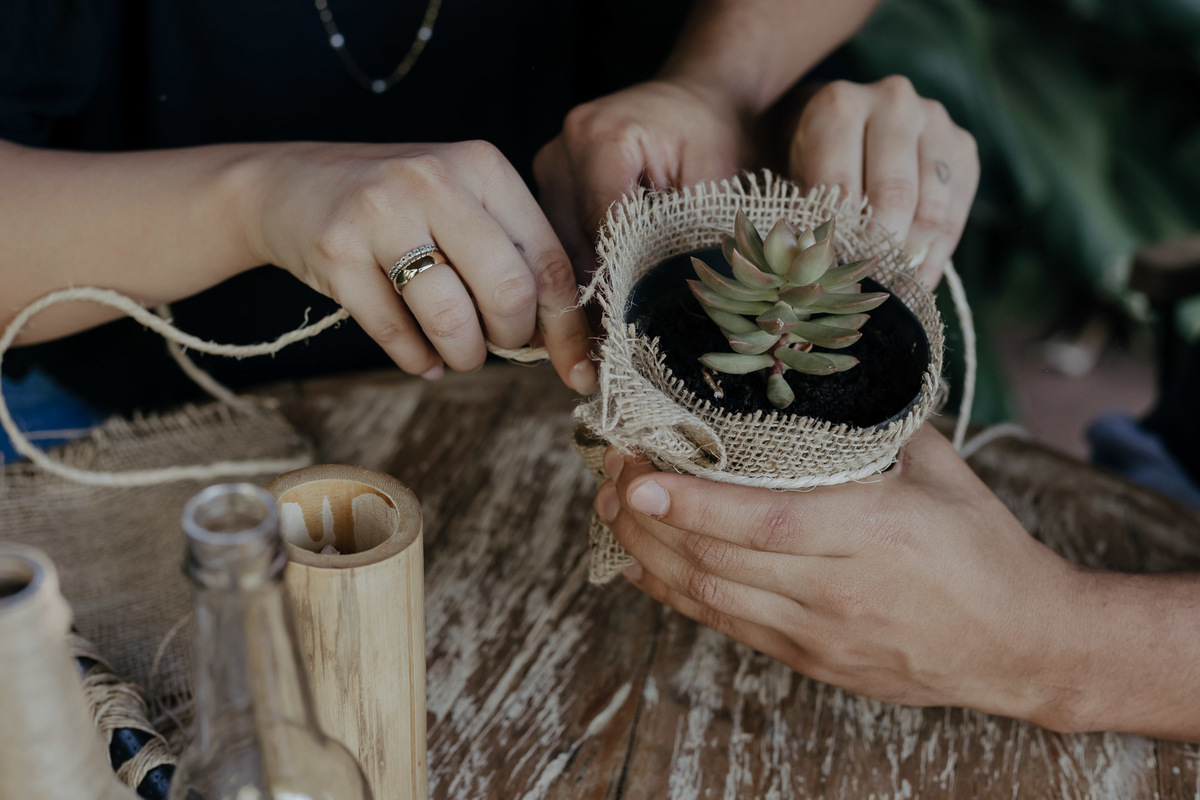 CASAL FAZENDO A DECORAÇÃO DO CASAMENTO JUNTOS EM UM MOMENTO MUITO INTIMO E DIVERTIDO
