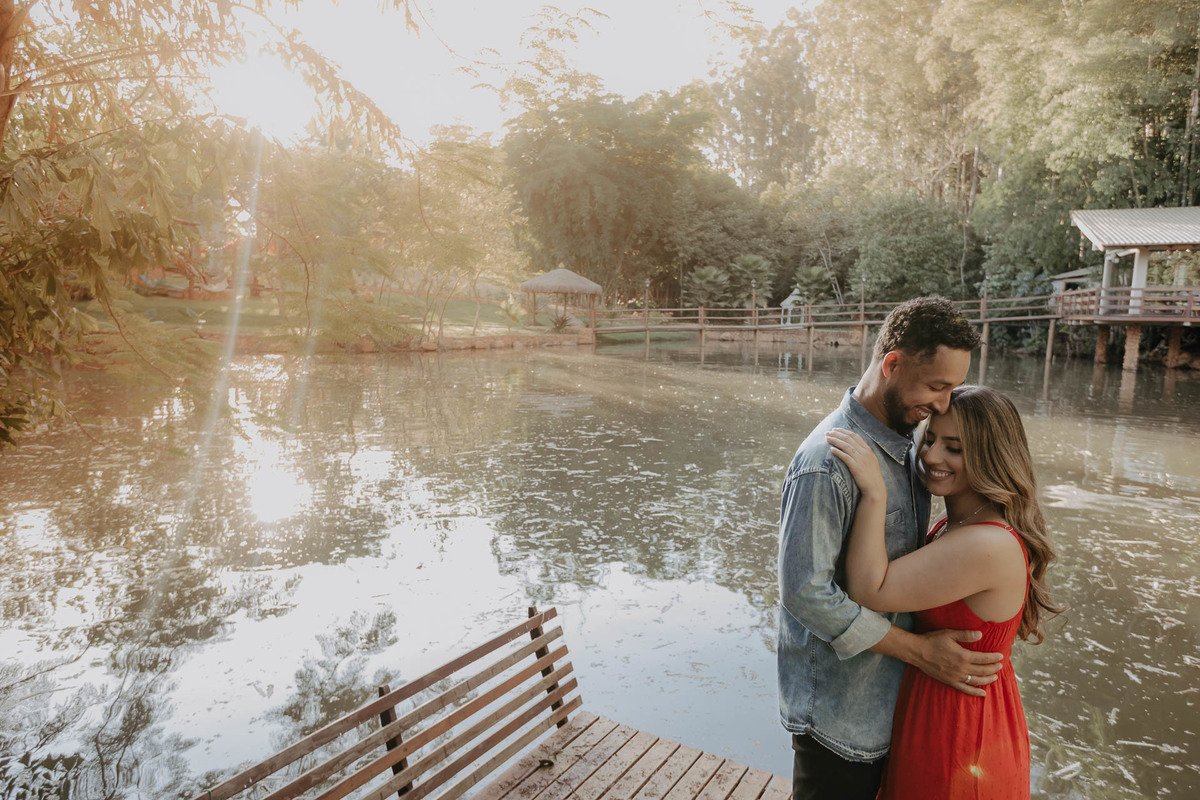ENSAIO PRE CASAMENTO OU PRE WEDDING REALIZADO NA FAZENDA DO EDEN GARDEN EM MARINGA NO PARANA E FOTOGRAFADO POR LUCAS DREHER COM UM CASAL LEVE DESCONTRAIDO DIVERTIDO E ALEGRE