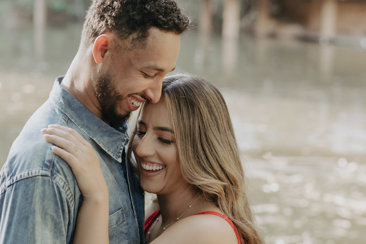 ENSAIO PRE CASAMENTO OU PRE WEDDING REALIZADO NA FAZENDA DO EDEN GARDEN EM MARINGA NO PARANA E FOTOGRAFADO POR LUCAS DREHER COM UM CASAL LEVE DESCONTRAIDO DIVERTIDO E ALEGRE