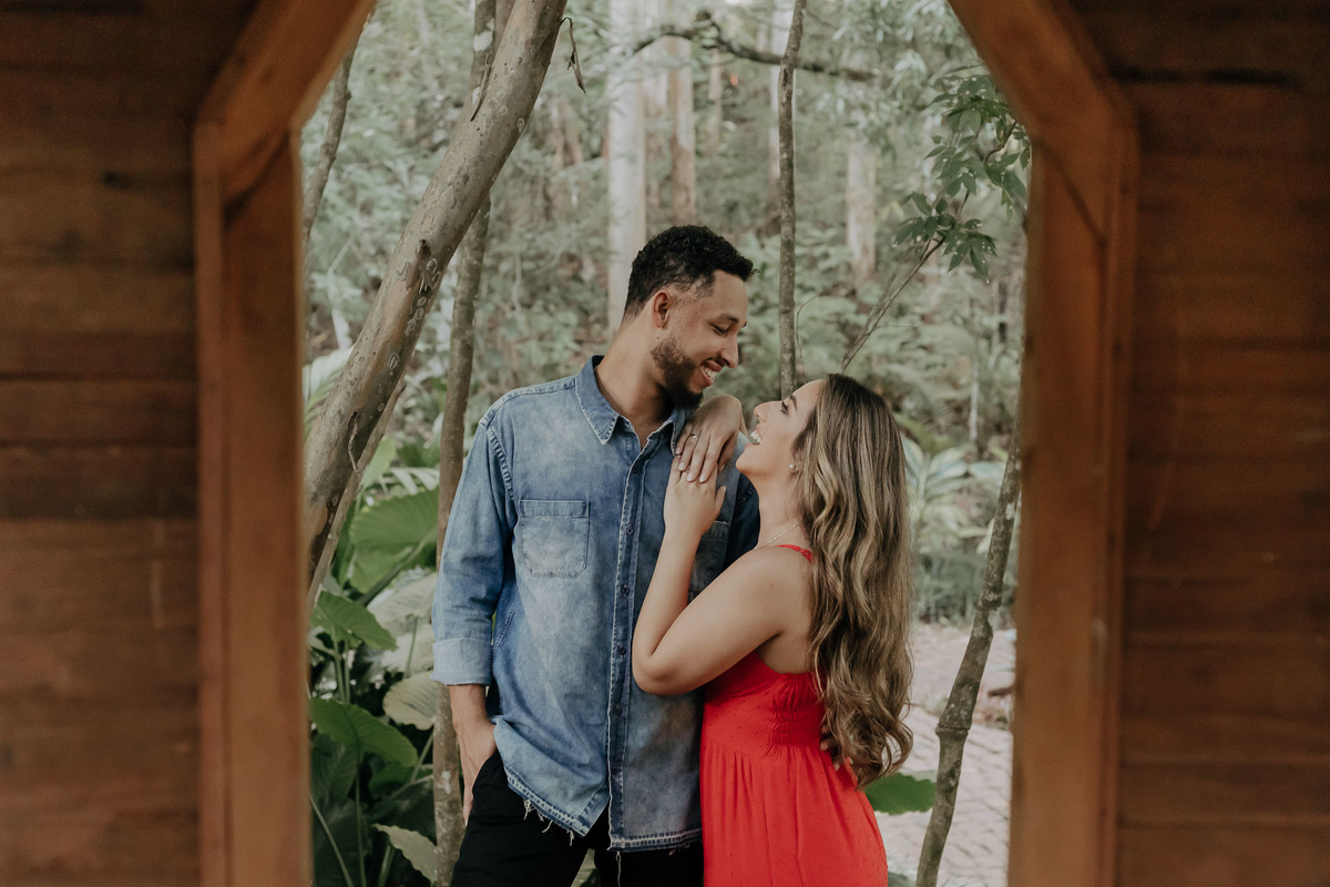 ENSAIO PRE CASAMENTO OU PRE WEDDING REALIZADO NA FAZENDA DO EDEN GARDEN EM MARINGA NO PARANA E FOTOGRAFADO POR LUCAS DREHER COM UM CASAL LEVE DESCONTRAIDO DIVERTIDO E ALEGRE