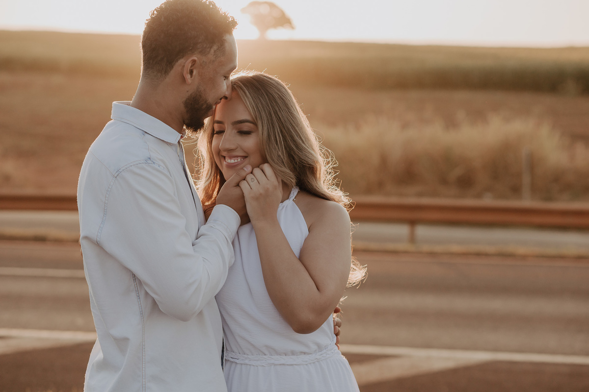 ENSAIO PRE CASAMENTO OU PRE WEDDING REALIZADO NA FAZENDA DO EDEN GARDEN EM MARINGA NO PARANA E FOTOGRAFADO POR LUCAS DREHER COM UM CASAL LEVE DESCONTRAIDO DIVERTIDO E ALEGRE