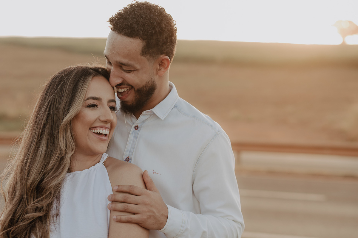 ENSAIO PRE CASAMENTO OU PRE WEDDING REALIZADO NA FAZENDA DO EDEN GARDEN EM MARINGA NO PARANA E FOTOGRAFADO POR LUCAS DREHER COM UM CASAL LEVE DESCONTRAIDO DIVERTIDO E ALEGRE