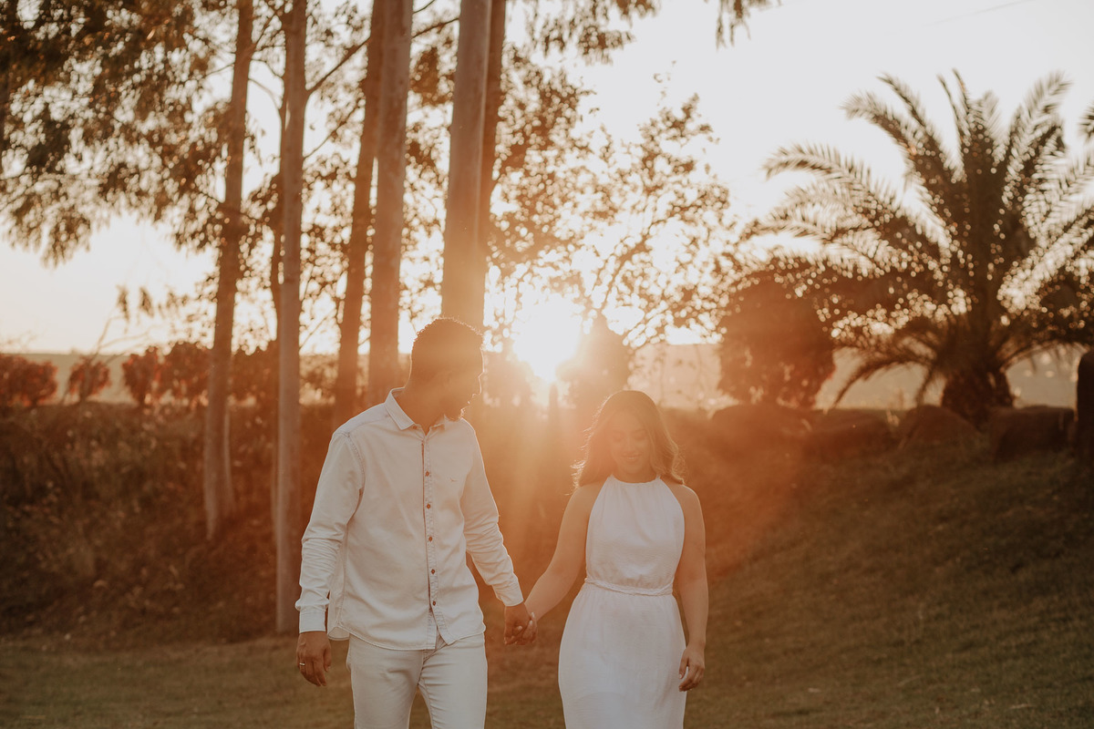 ENSAIO PRE CASAMENTO OU PRE WEDDING REALIZADO NA FAZENDA DO EDEN GARDEN EM MARINGA NO PARANA E FOTOGRAFADO POR LUCAS DREHER COM UM CASAL LEVE DESCONTRAIDO DIVERTIDO E ALEGRE