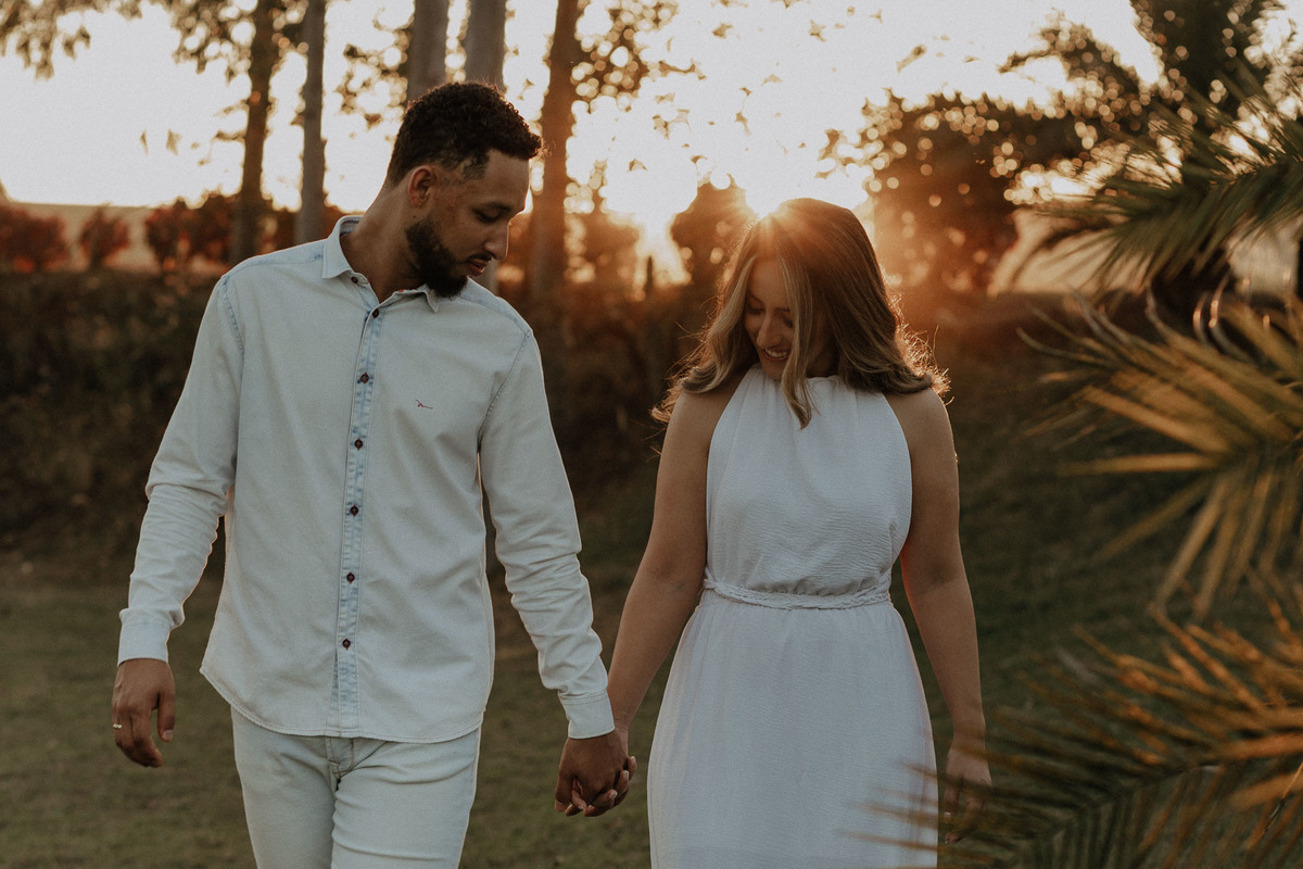ENSAIO PRE CASAMENTO OU PRE WEDDING REALIZADO NA FAZENDA DO EDEN GARDEN EM MARINGA NO PARANA E FOTOGRAFADO POR LUCAS DREHER COM UM CASAL LEVE DESCONTRAIDO DIVERTIDO E ALEGRE