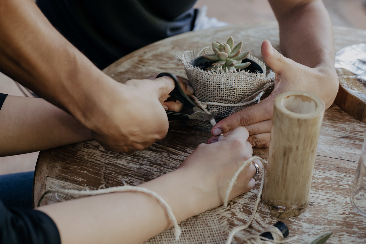 CASAL FAZENDO A DECORAÇÃO DO CASAMENTO JUNTOS EM UM MOMENTO MUITO INTIMO E DIVERTIDO