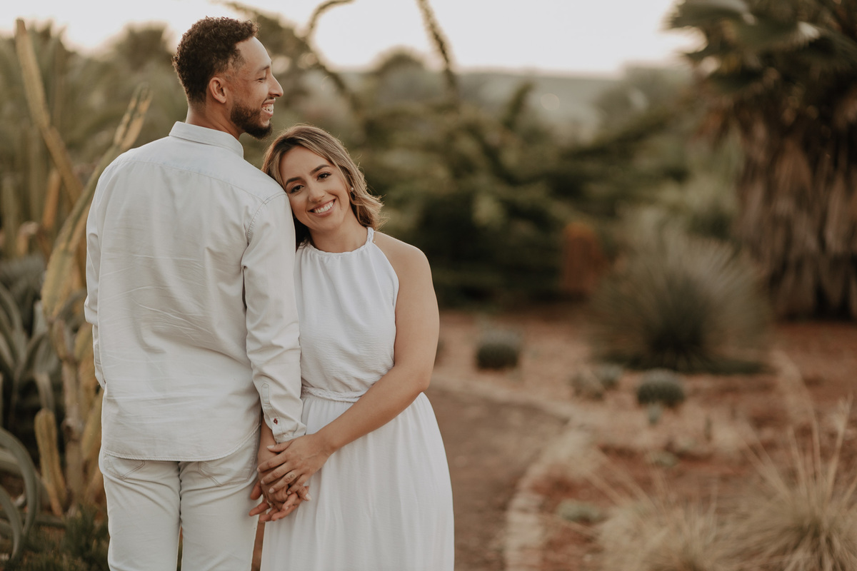 ENSAIO PRE CASAMENTO OU PRE WEDDING REALIZADO NA FAZENDA DO EDEN GARDEN EM MARINGA NO PARANA E FOTOGRAFADO POR LUCAS DREHER COM UM CASAL LEVE DESCONTRAIDO DIVERTIDO E ALEGRE