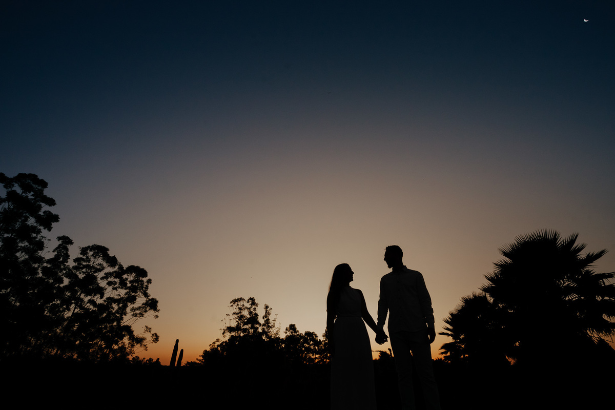 ENSAIO PRE CASAMENTO OU PRE WEDDING REALIZADO NA FAZENDA DO EDEN GARDEN EM MARINGA NO PARANA E FOTOGRAFADO POR LUCAS DREHER COM UM CASAL LEVE DESCONTRAIDO DIVERTIDO E ALEGRE